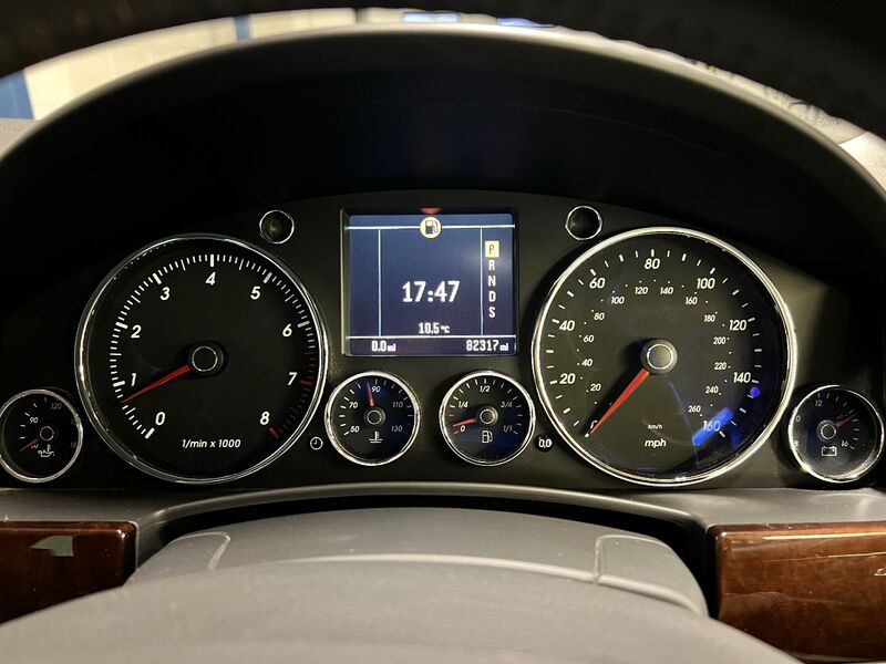 VOLKSWAGEN TOUAREG